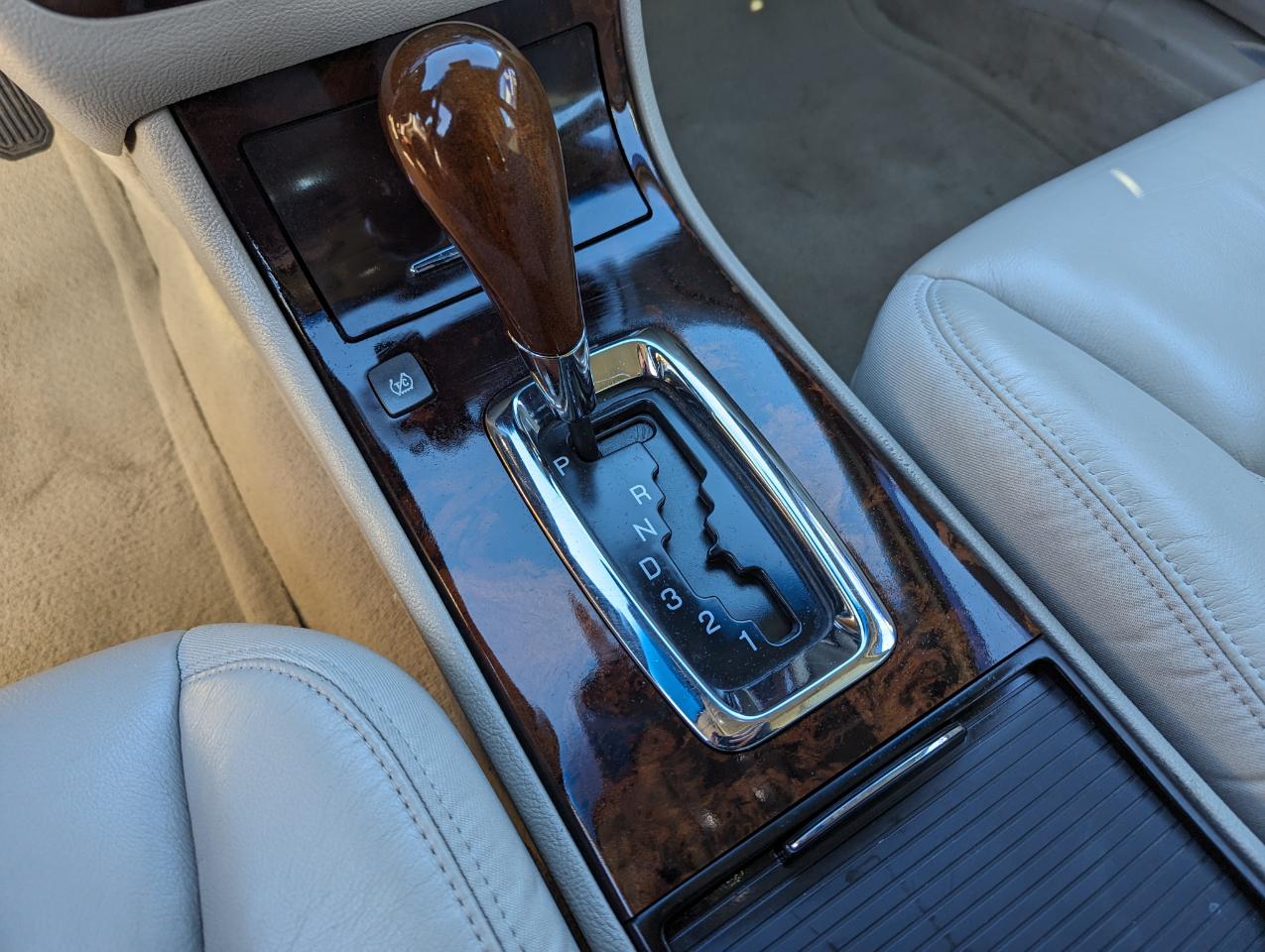 Cadillac DTS 4dr Sdn Premium Collection 2011