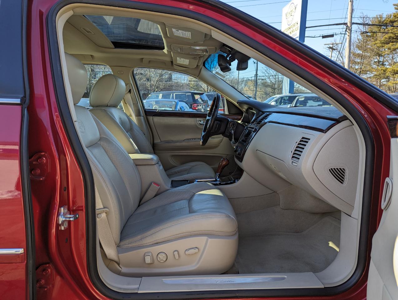 Cadillac DTS 4dr Sdn Premium Collection 2011