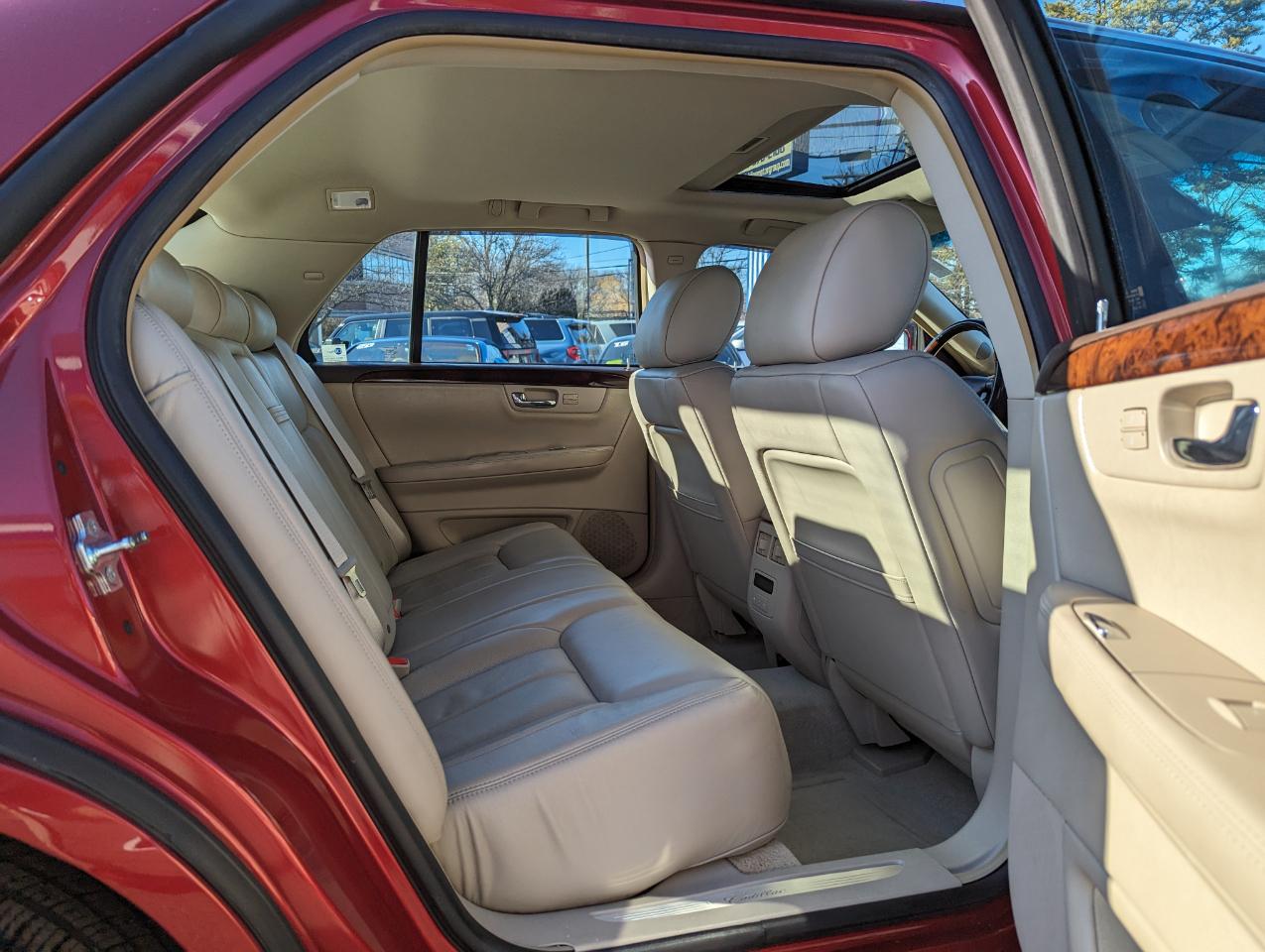 Cadillac DTS 4dr Sdn Premium Collection 2011