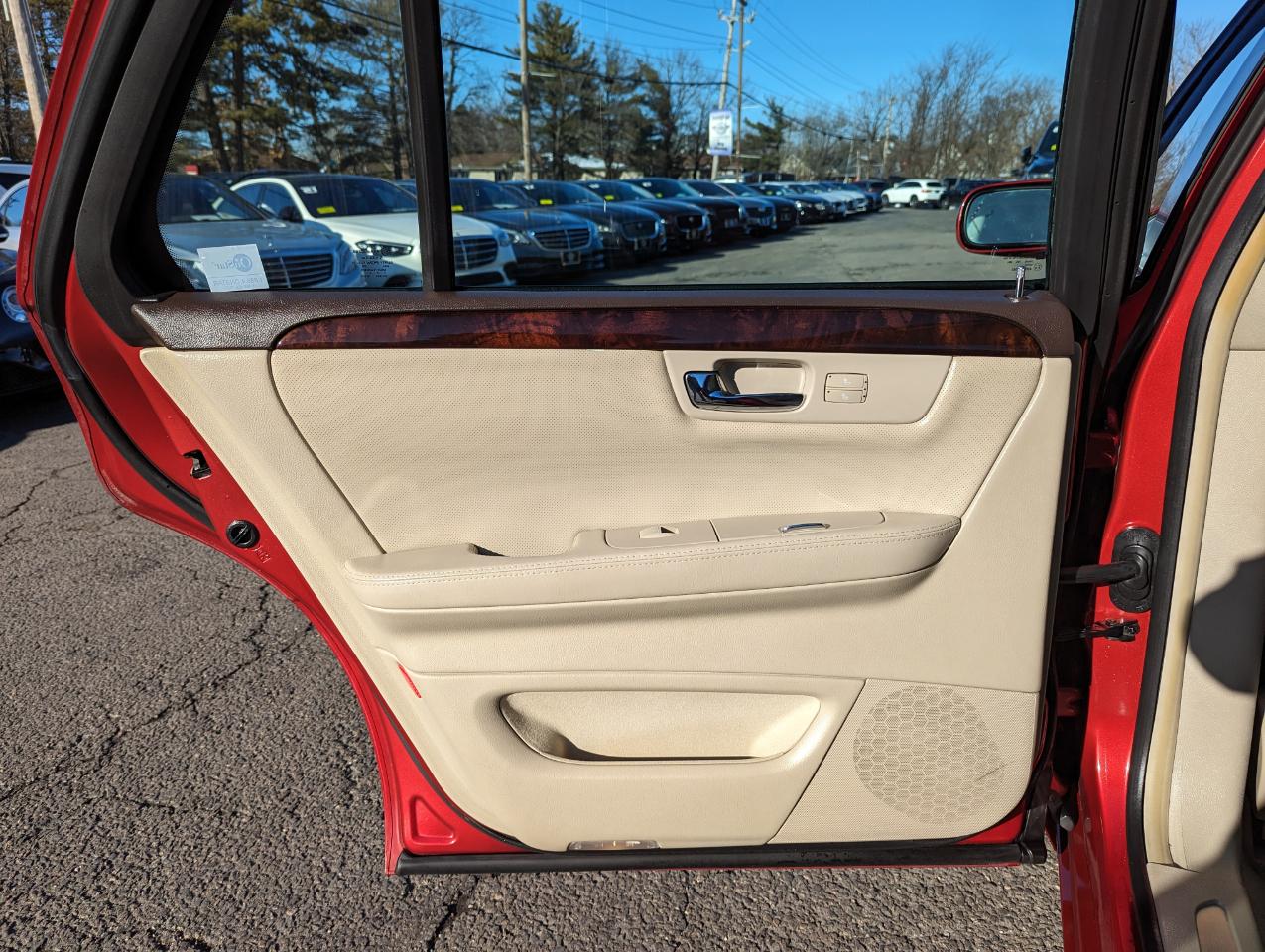 Cadillac DTS 4dr Sdn Premium Collection 2011