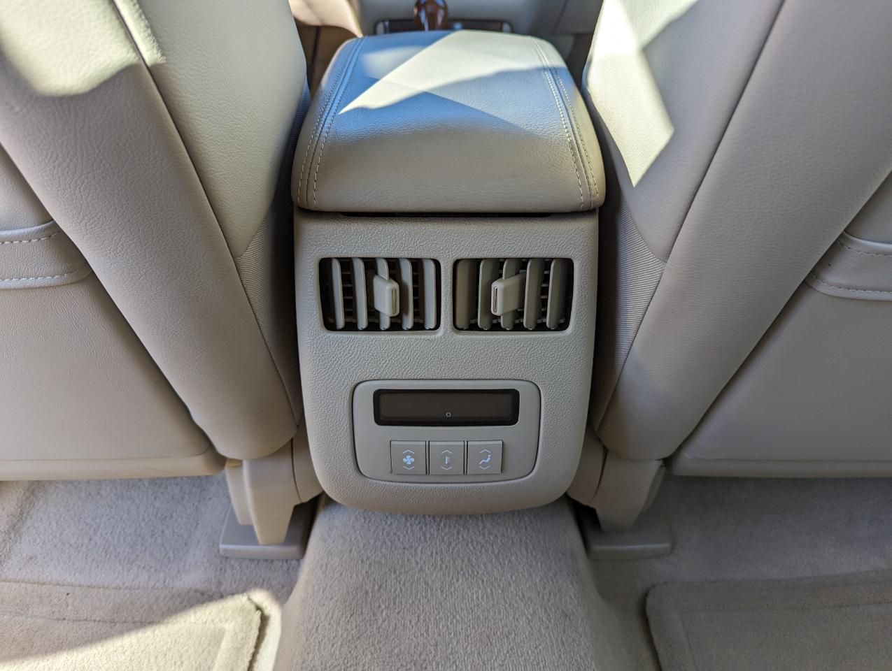 Cadillac DTS 4dr Sdn Premium Collection 2011