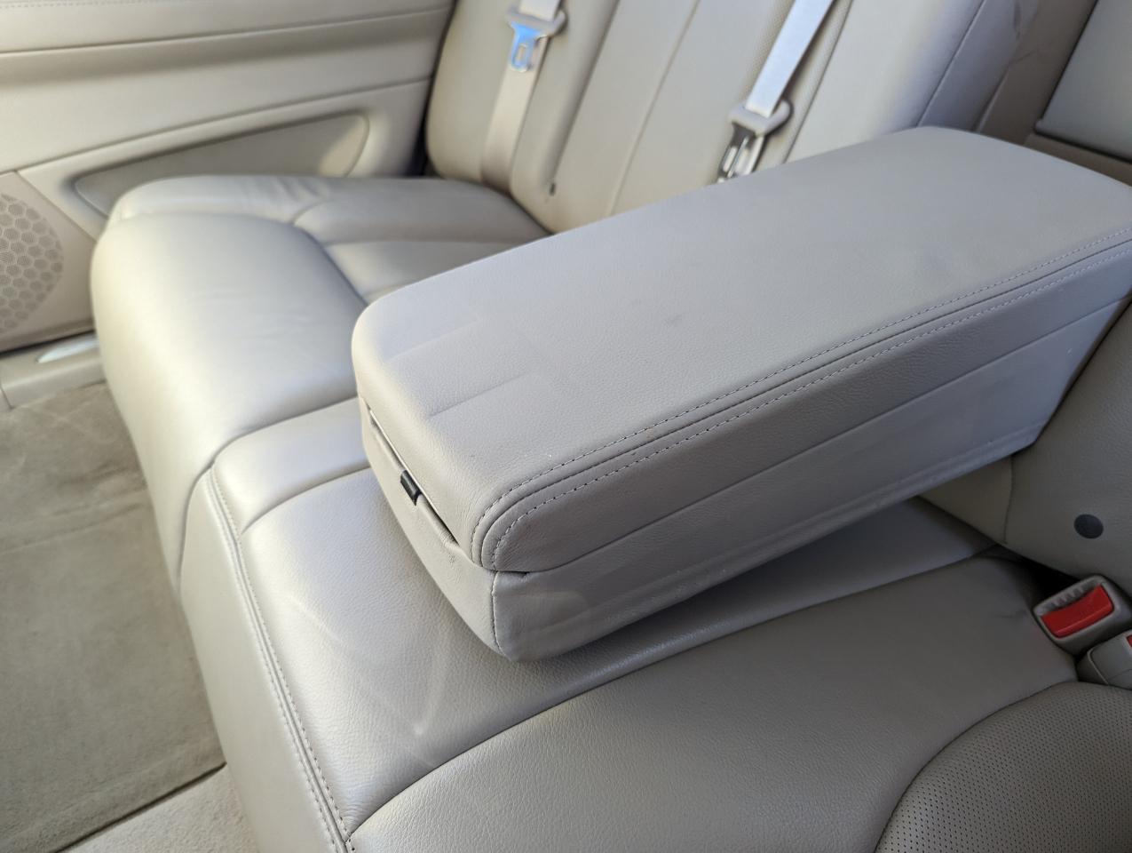 Cadillac DTS 4dr Sdn Premium Collection 2011