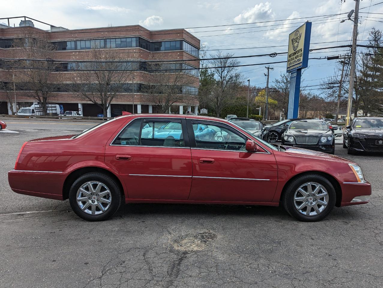 Cadillac DTS 4dr Sdn Premium Collection 2011