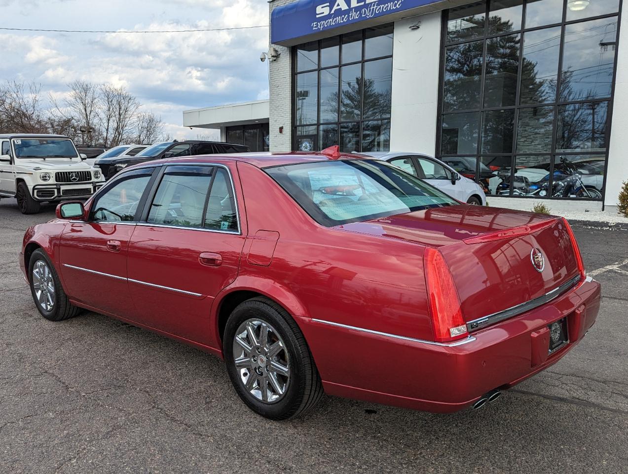 Cadillac DTS 4dr Sdn Premium Collection 2011