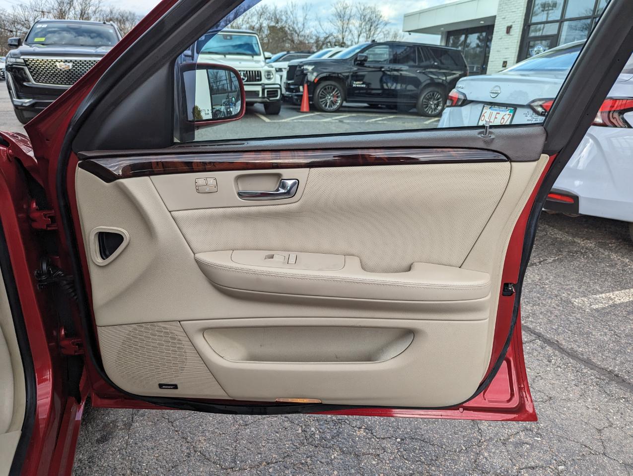 Cadillac DTS 4dr Sdn Premium Collection 2011