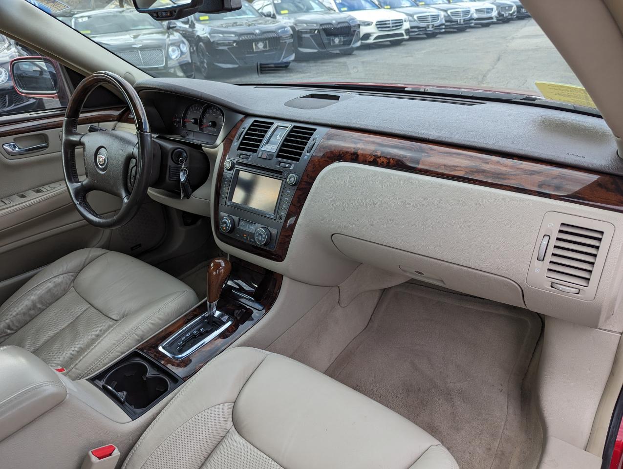 Cadillac DTS 4dr Sdn Premium Collection 2011