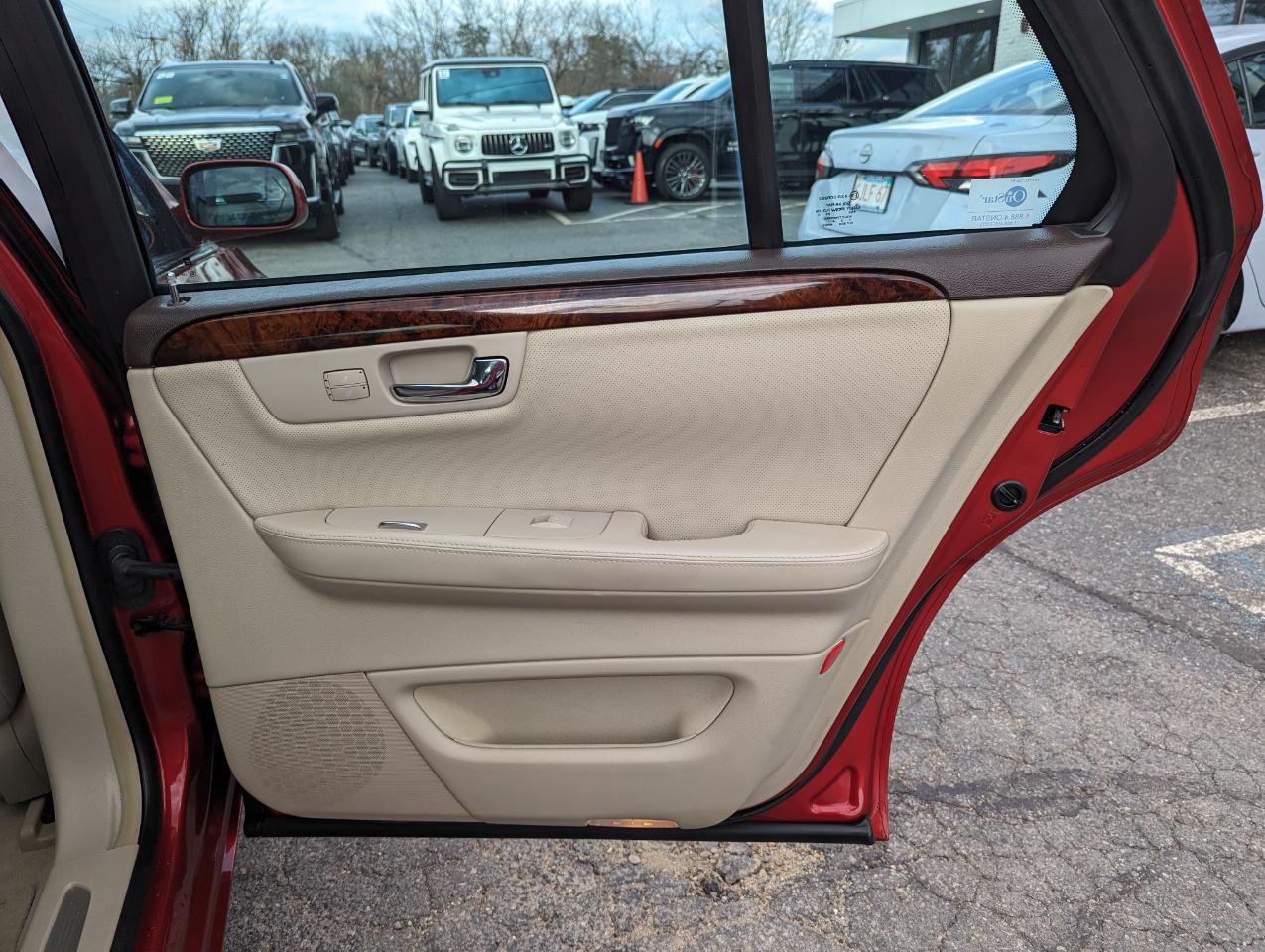 Cadillac DTS 4dr Sdn Premium Collection 2011