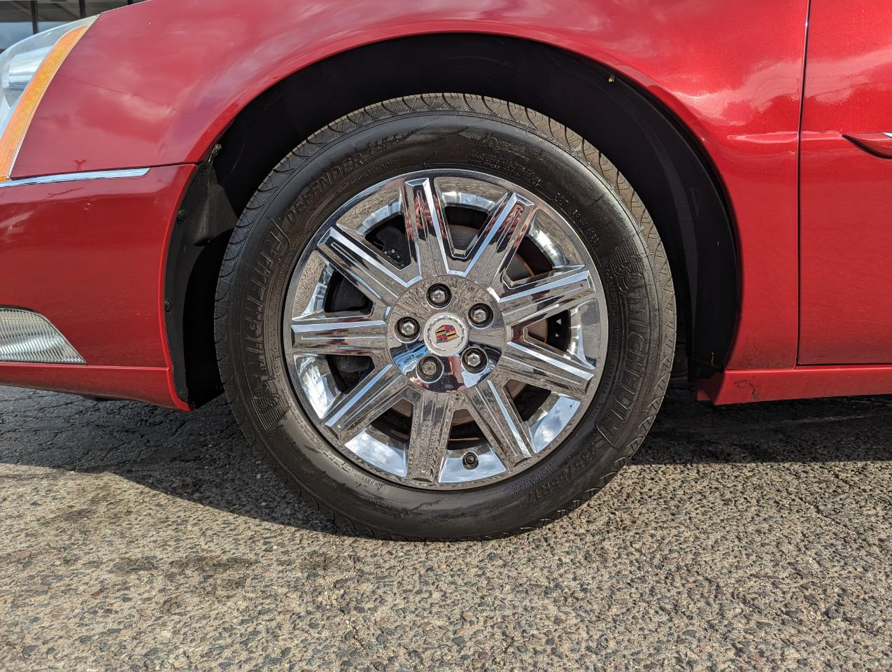 Cadillac DTS 4dr Sdn Premium Collection 2011