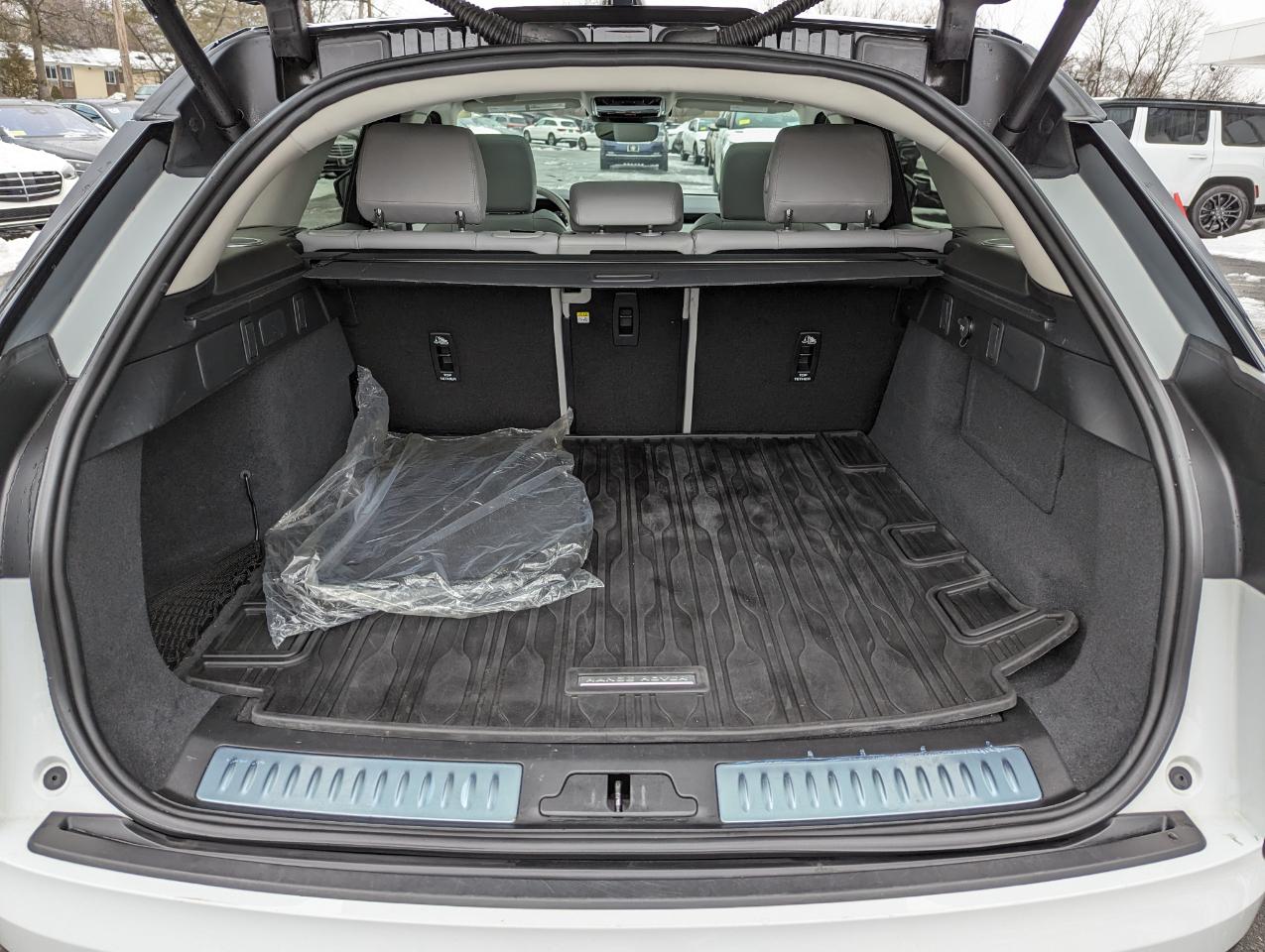 Land Rover Range Rover Velar P400 Dynamic SE 2025