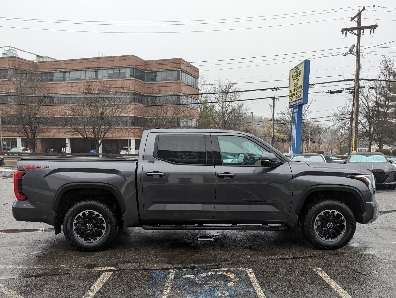 Toyota Tundra 4WD SR5 CrewMax 5.5' Bed (Natl) 2022
