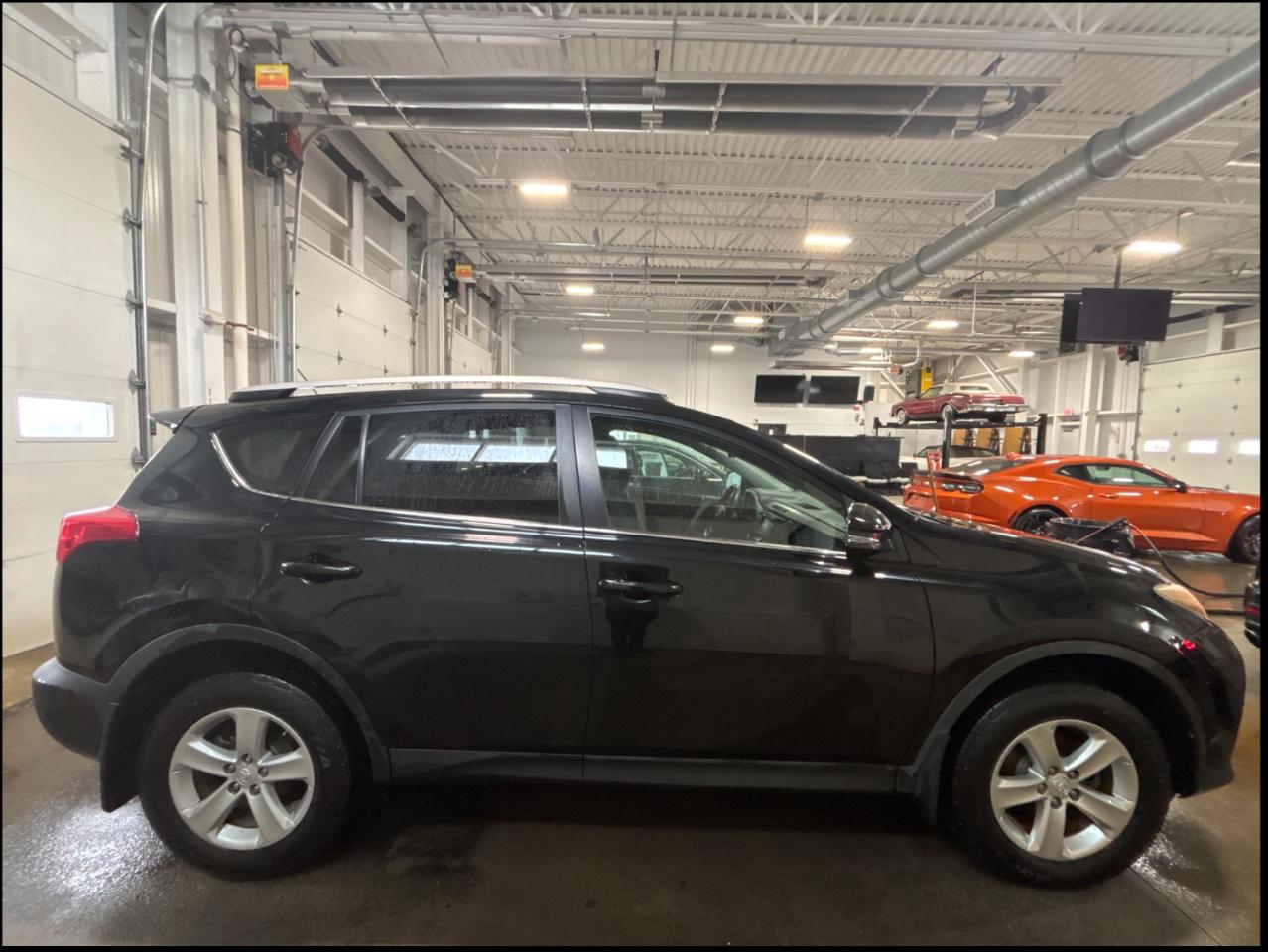 Toyota RAV4 AWD 4dr XLE (Natl) 2014