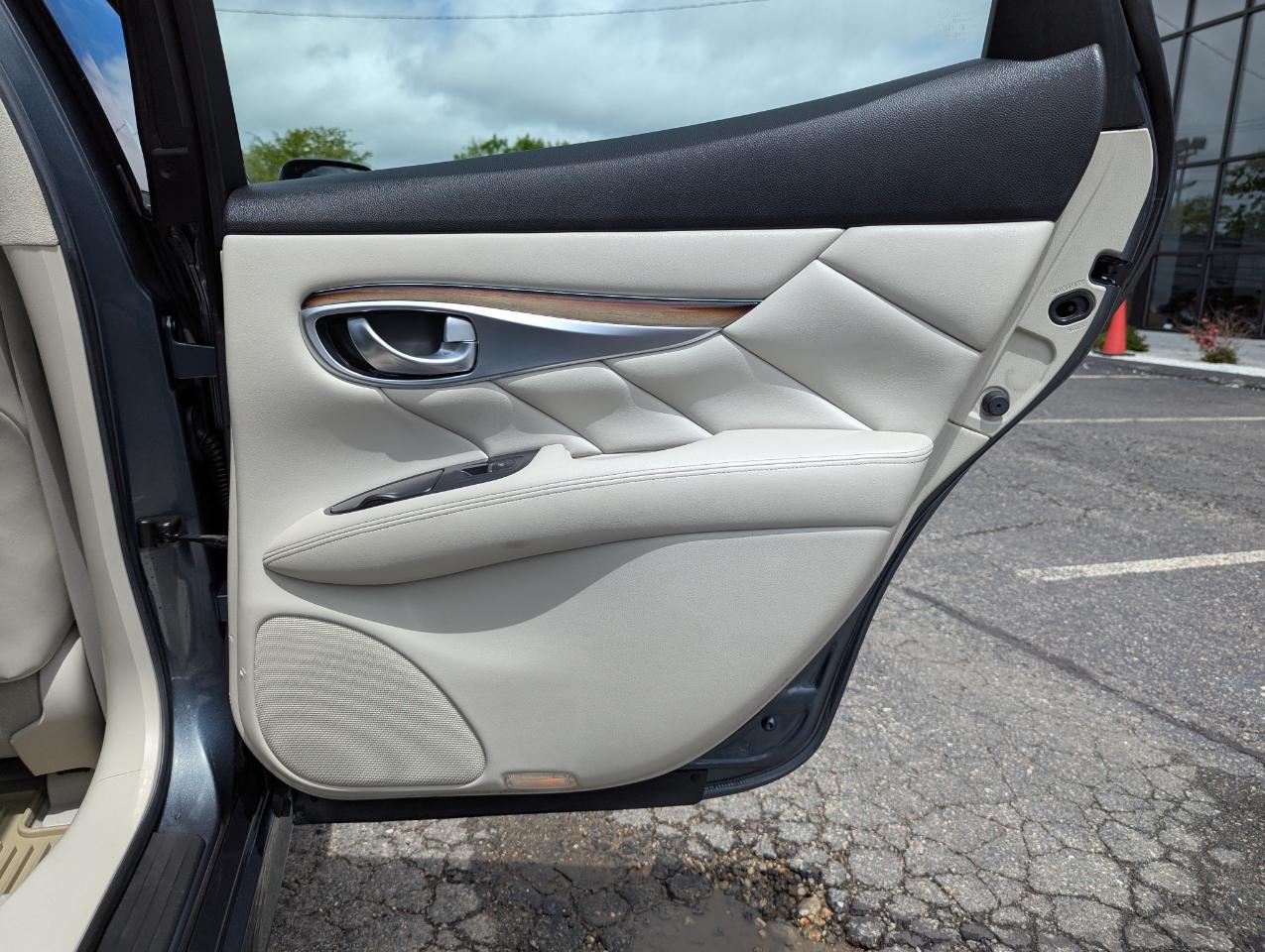 Infiniti M37 4dr Sdn AWD 2011