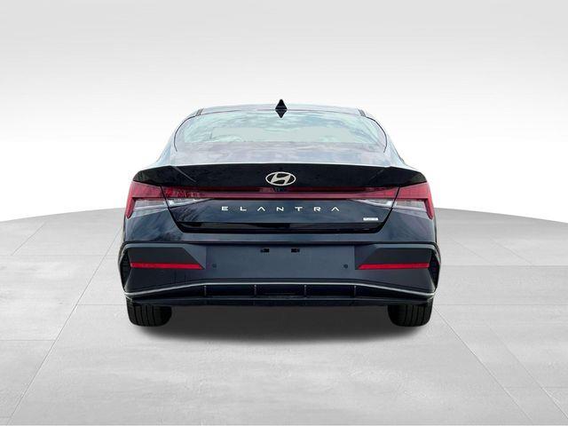 Hyundai Elantra Hybrid  2025