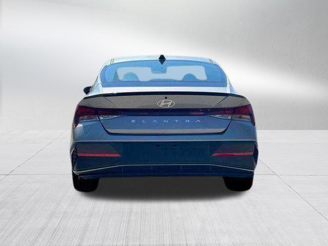 Hyundai Elantra  2025