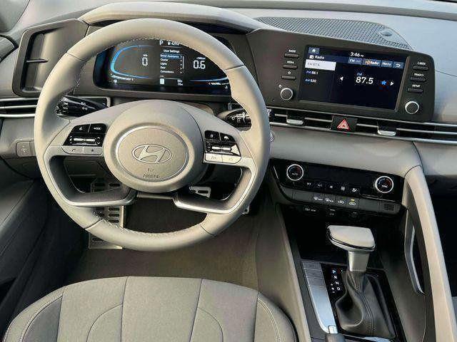 Hyundai Elantra  2025