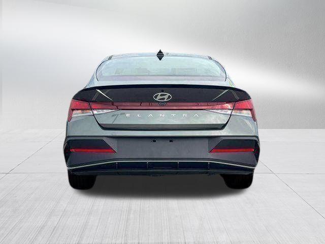 Hyundai Elantra  2025