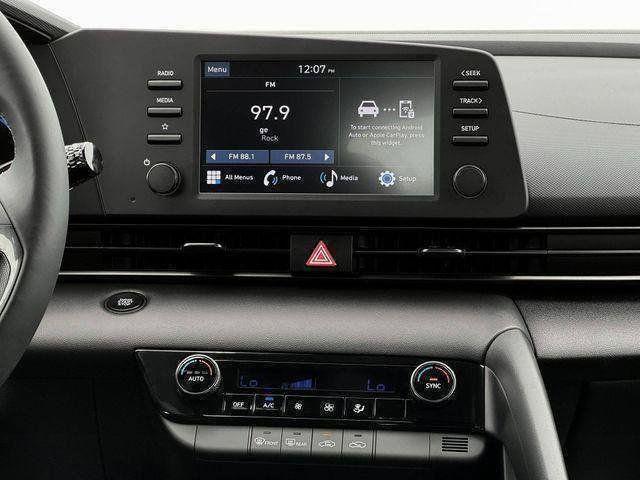 Hyundai Elantra  2025