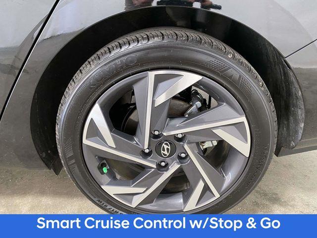 Hyundai Elantra  2024