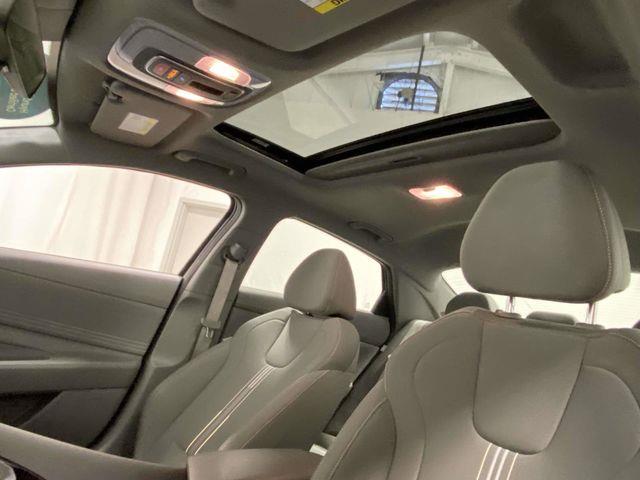 Hyundai Elantra  2024