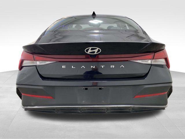 Hyundai Elantra  2024