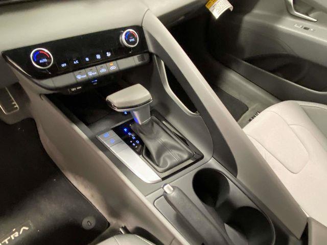 Hyundai Elantra  2025