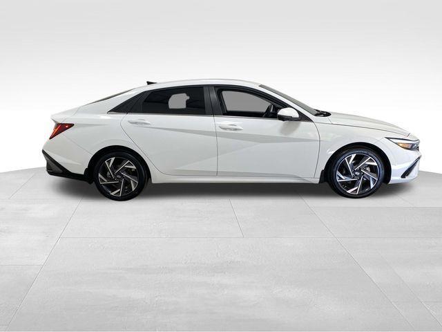 Hyundai Elantra  2024