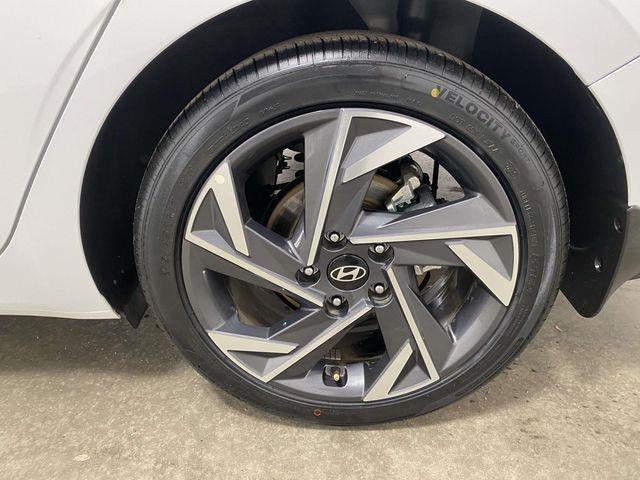 Hyundai Elantra  2024