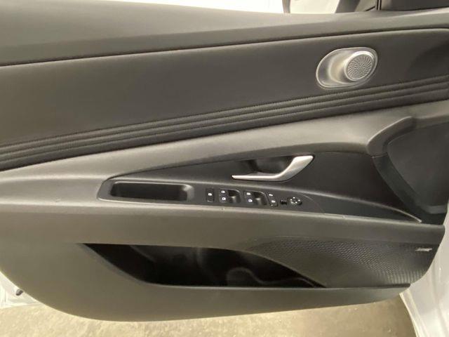 Hyundai Elantra  2024