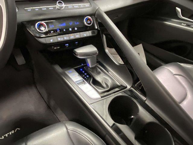 Hyundai Elantra  2024