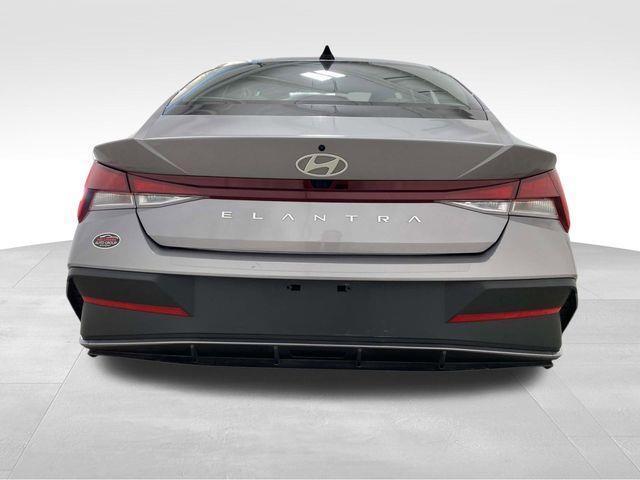 Hyundai Elantra  2024