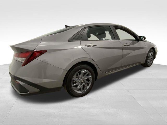 Hyundai Elantra  2024