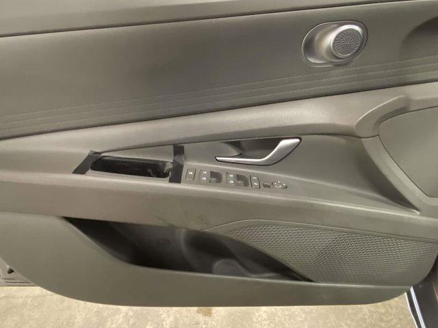 Hyundai Elantra  2024