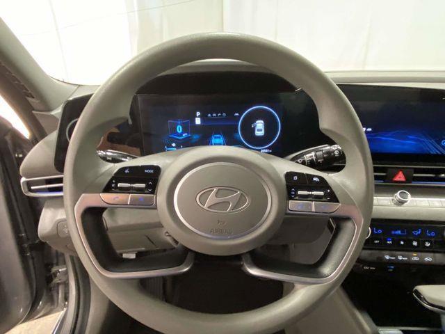 Hyundai Elantra  2024