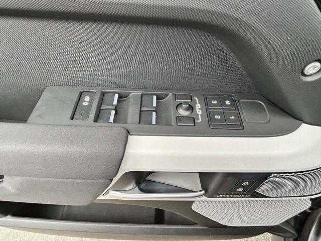 Land Rover Defender  2023