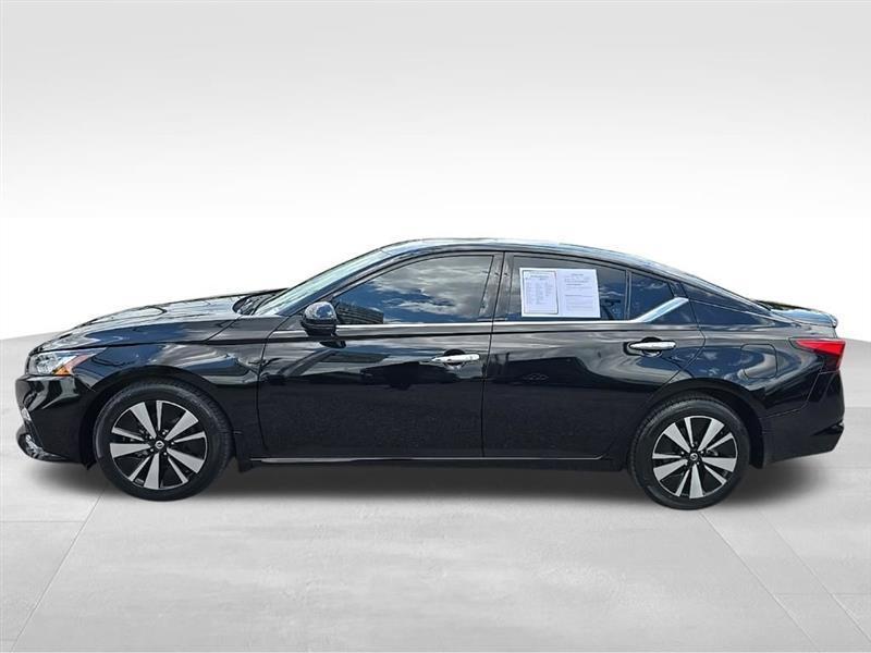 Nissan Altima  2022