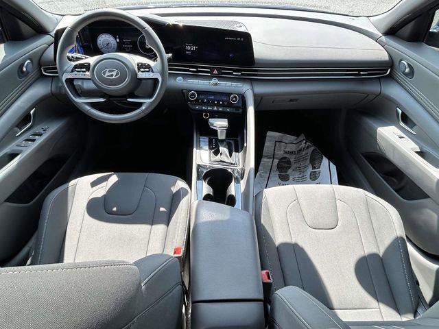 Hyundai Elantra  2024