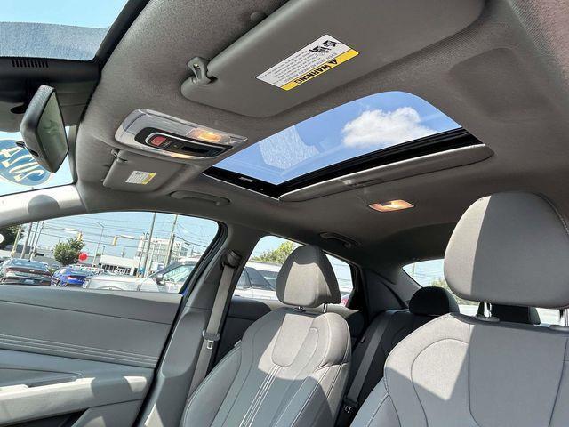 Hyundai Elantra  2024