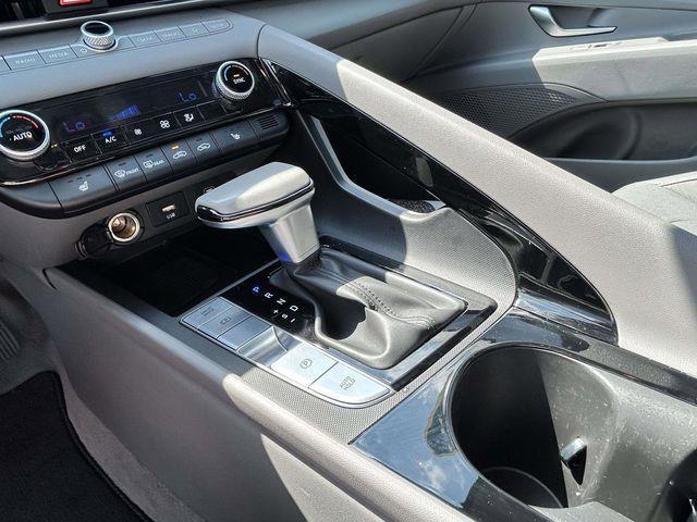Hyundai Elantra  2024