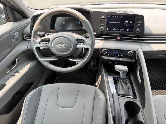 Hyundai Elantra  2025