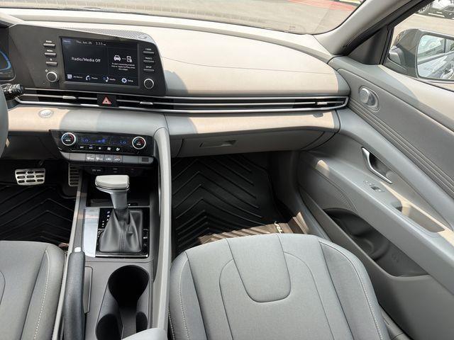 Hyundai Elantra  2025