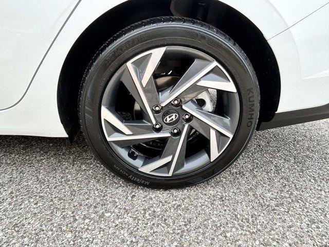 Hyundai Elantra  2025
