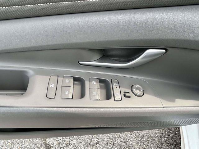 Hyundai Elantra  2025