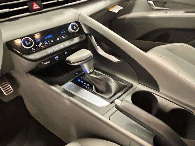 Hyundai Elantra  2025