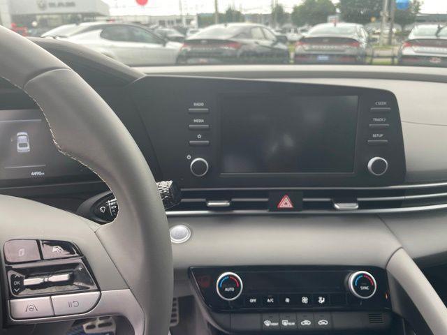 Hyundai Elantra  2025