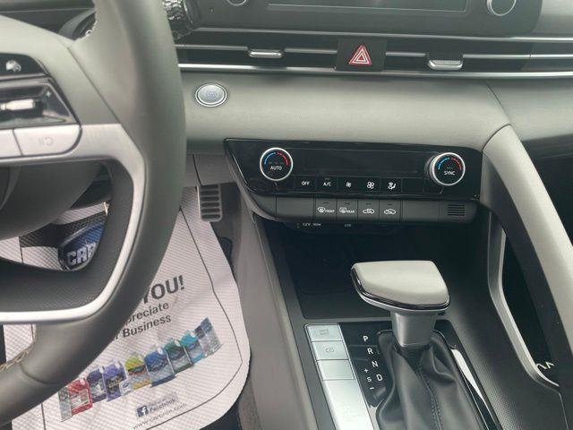 Hyundai Elantra  2025