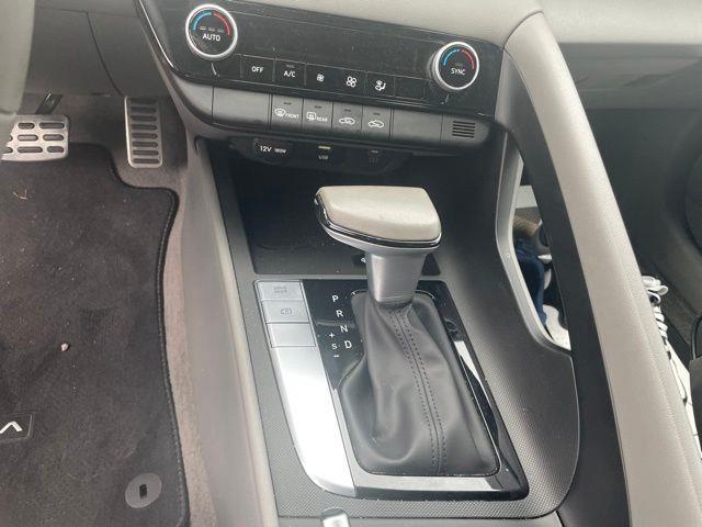 Hyundai Elantra  2025