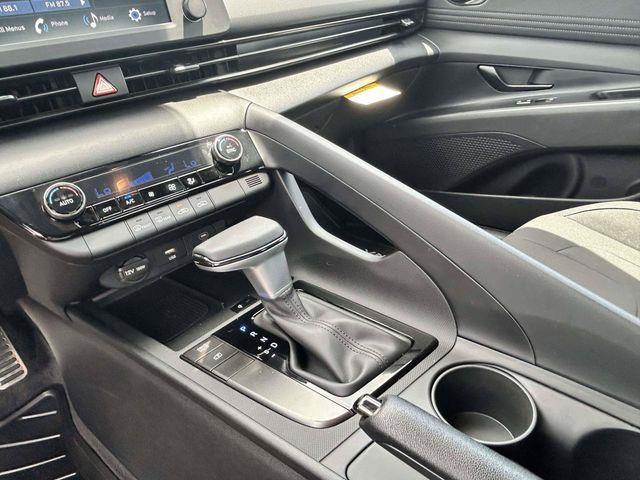 Hyundai Elantra  2025