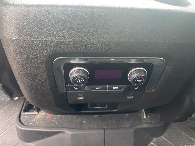 Chevrolet Suburban  2021
