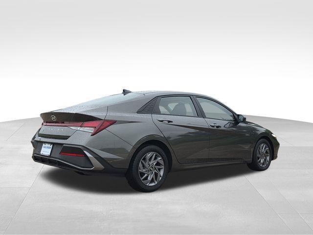 Hyundai Elantra  2024