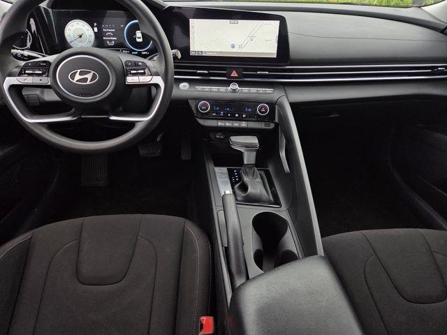 Hyundai Elantra  2024